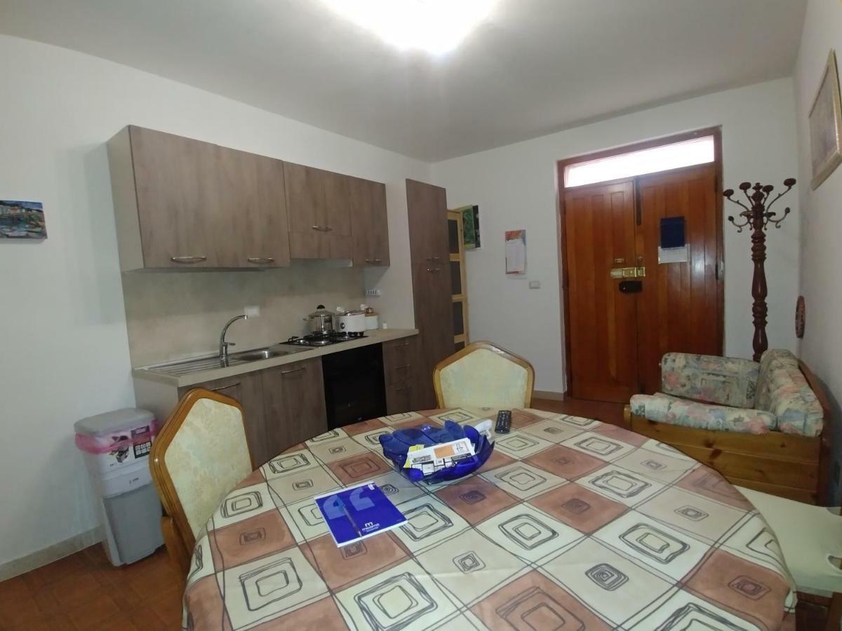 La Casa Di Angelo Hotel Боза Екстериор снимка
