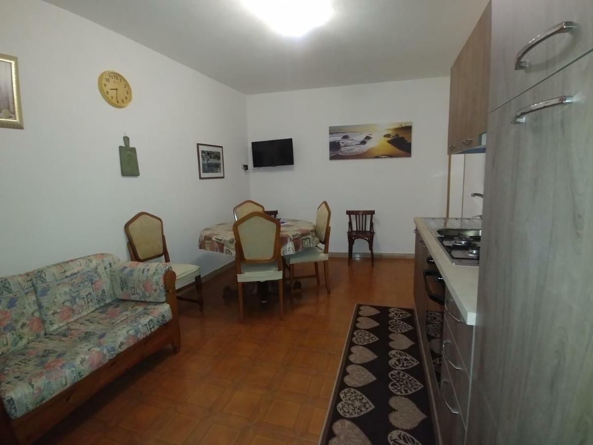 La Casa Di Angelo Hotel Боза Екстериор снимка